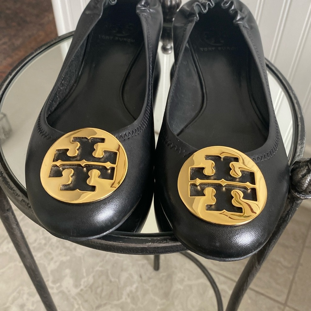 Tory Burch, ballet flat with gold emblem